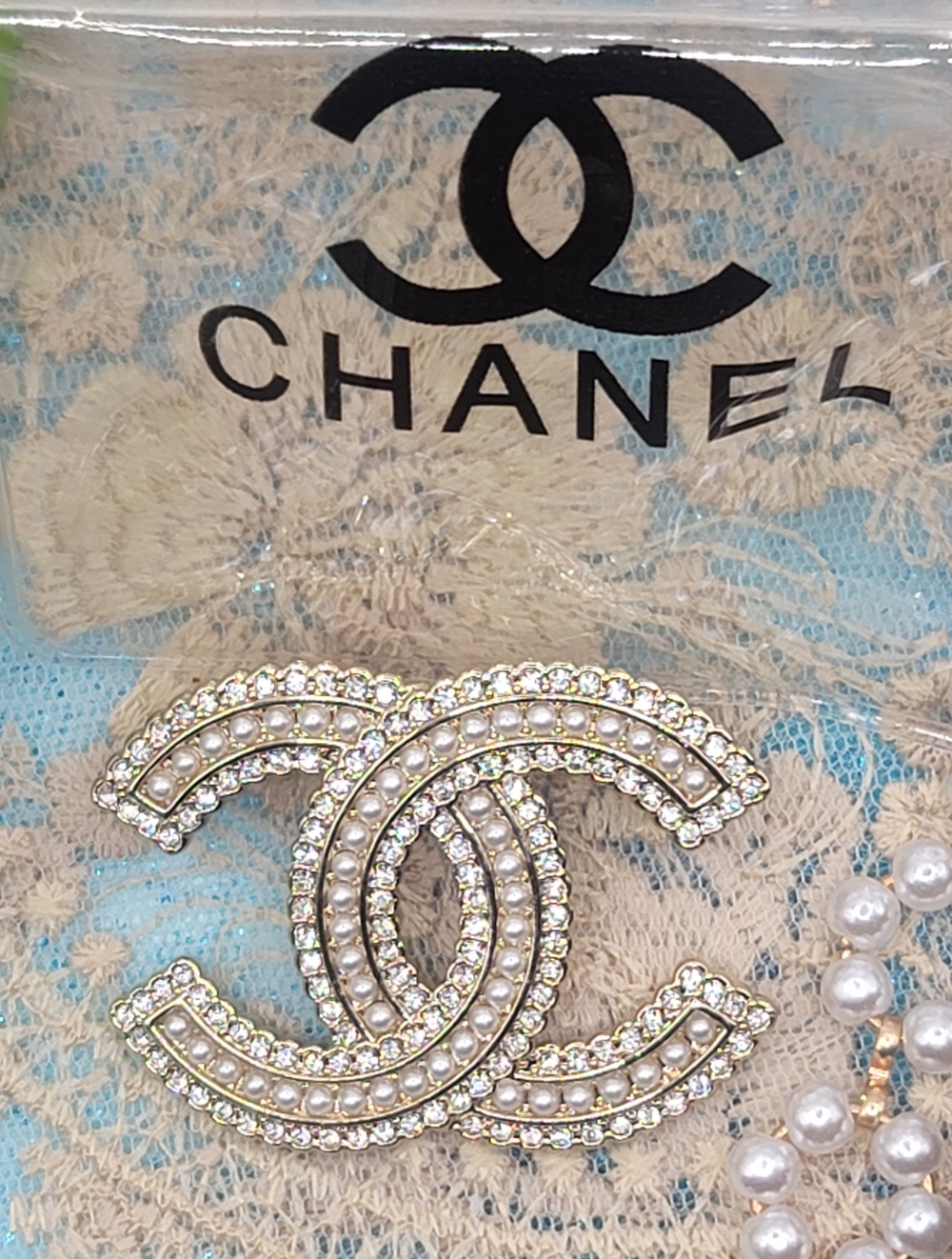 CHANEL Pearl & Crystal Interlocking CC Brooch in Gold